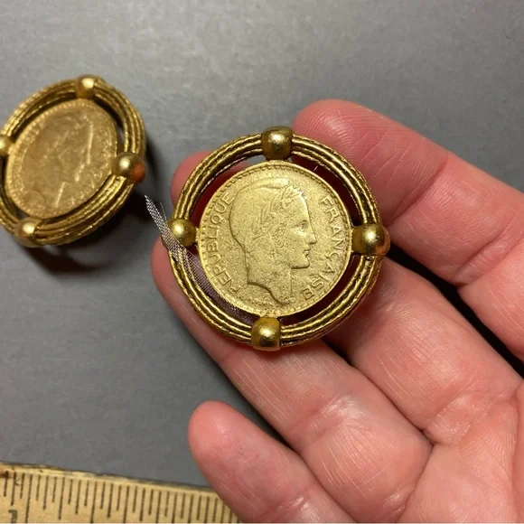 Vintage French coin gold tone clip earrings - Picture 2 of 3